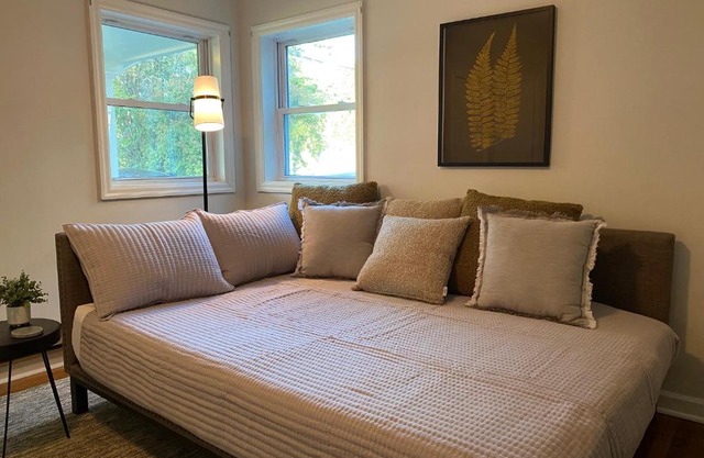 Cozy studio, minutes from downtown. Quiet.