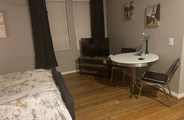 Cozy Studio minutes from the Collection in Riverpark!