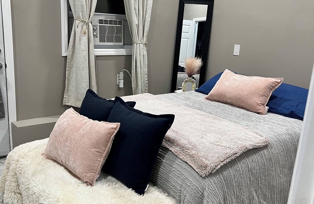 Cozy Studio near major highways. 45mins from NYC & 60 mins from Hamptons.