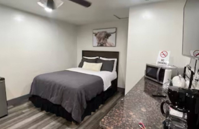 Cozy studio perfect for students with AC and WiFi in delightful Sacramento