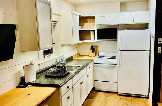 Cozy Studio Retreat in Poultney, VT Ideal for Remote Work or a Serene Getaway