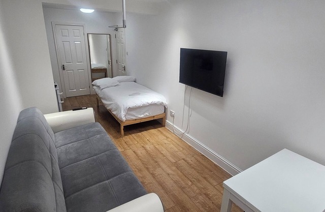 Cozy Studio Room in a Shared House, On street Free Parking.