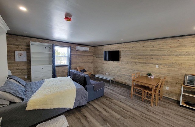 Cozy Studio Suite, close to walking trail and golfing!!