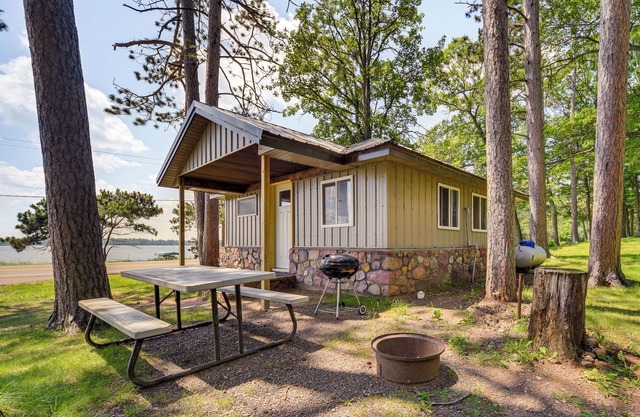 Cozy Studio w/Community Docks in Stone Lake!