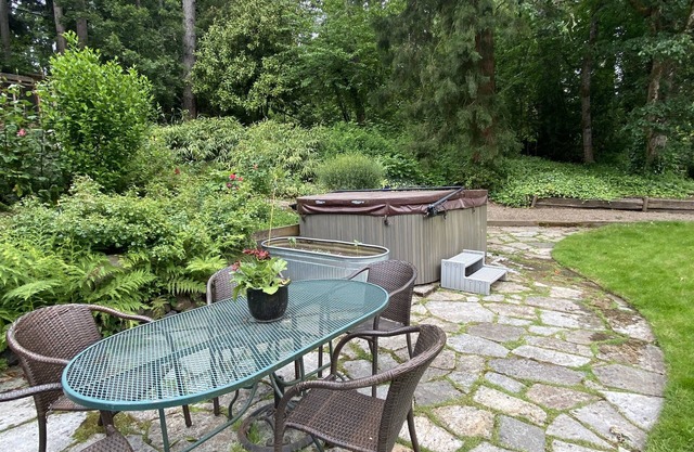 Cozy studio w/hot tub & farm animals min to town