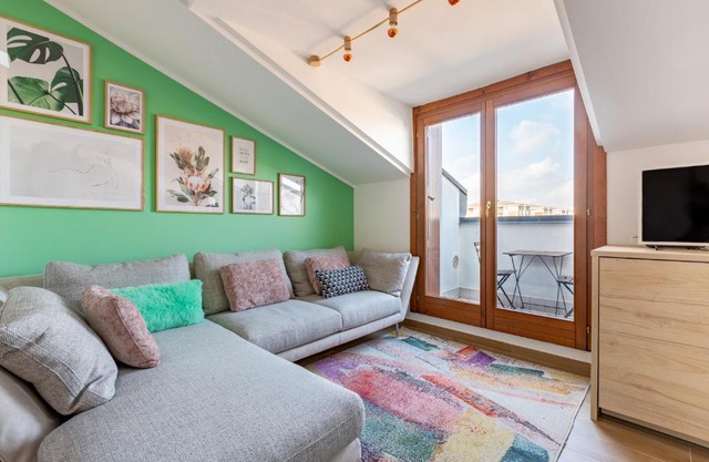 Cozy Studio W/Parking 5 min walk from the bus stop