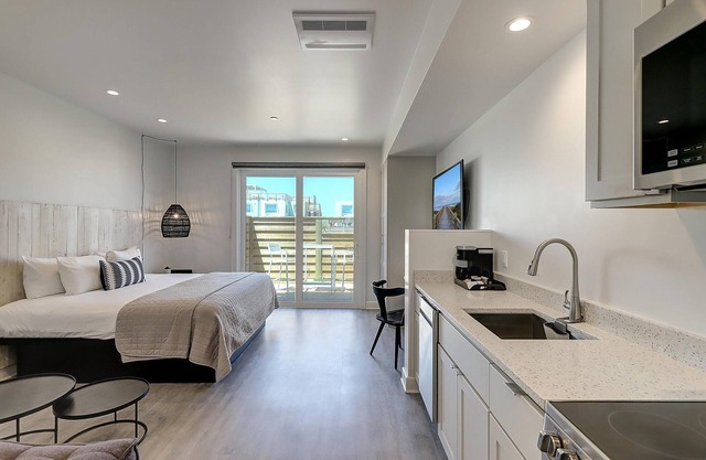 Cozy Studio w/Private Patio, Private Walkable Beach Access & On-site Pool!