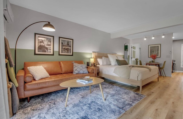 Cozy Studio, Walk or Bike to Holiday Valley or Town, A/C