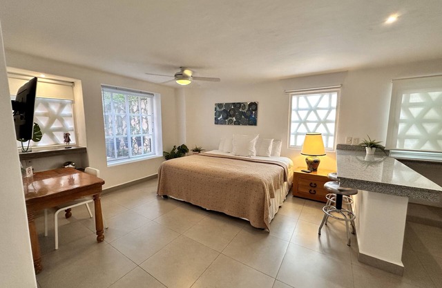 COZY STUDIO WITH FULL KITCHEN ★ AMAZING LOCATION