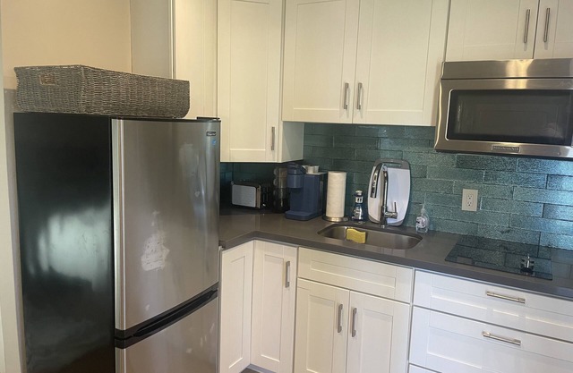 Cozy studio with kitchen, WiFi, and laundry room in enjoyable Redwood City