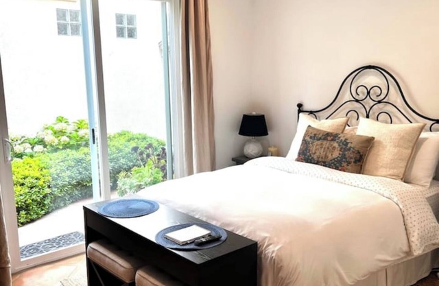 Cozy studio with WiFi and AC in charming Lake Forest. nPrivate entry/parking.