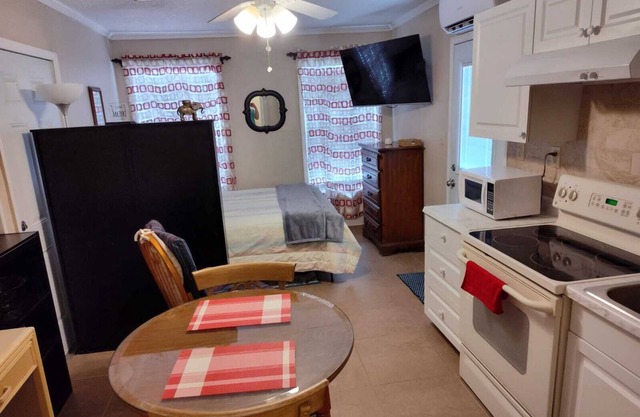 Cozy studio with WiFi and AC in peaceful Lakeland