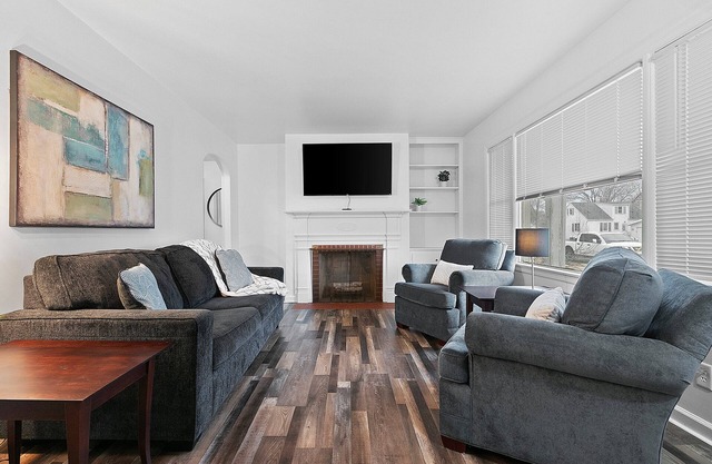 Cozy & Stylish 2BR Front Duplex. 1.3 Miles to Lambeau!