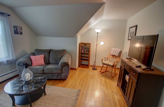 Cozy Stylish Apartment very close to Highmark Stadium