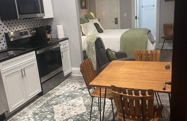 Cozy Stylish Executive Studio, Great Downtown Pascagoula Location