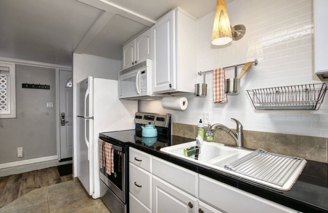 Cozy & Stylish Guest Suite- Centrally Located!