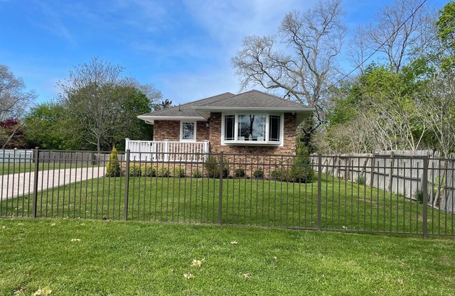 Cozy stylish home walking distance from private beach.