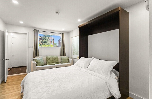 Cozy & Stylish Studio in Laval | Queen Murphy Bed