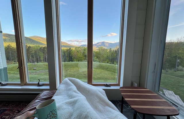 Cozy & Stylish Condo with Amazing Mountain Views