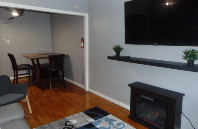 COZY SUBURBAN APARTMENT ONLY 11 MINS FROM BARCLAY'S CENTER & BROOKLYN MUSEUM .