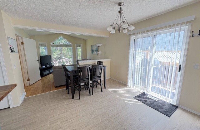 Cozy Suburban Getaway Near Riverside Pathways Nestled In A Friendly Community.