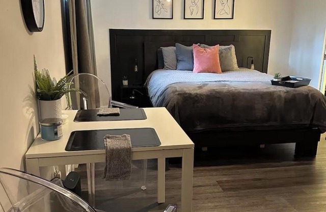 Cozy Suburban Retreat Free Parking Close to Montreal DownTown