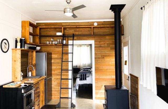 Cozy Suburban Suite w/ kitchenette, centrally located to several attractions!