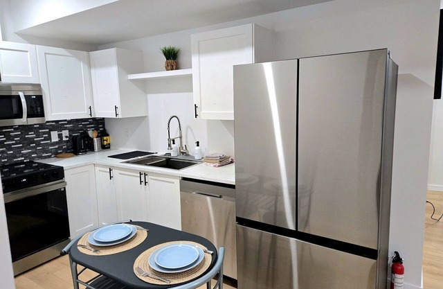 Cozy Suite - 2 Bedrooms *King Bed* - Equipped - Close to West Edmonton Mall