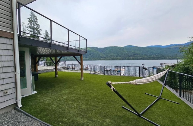 Cozy suite for two on Sproat Lake, footsteps away from the beach.