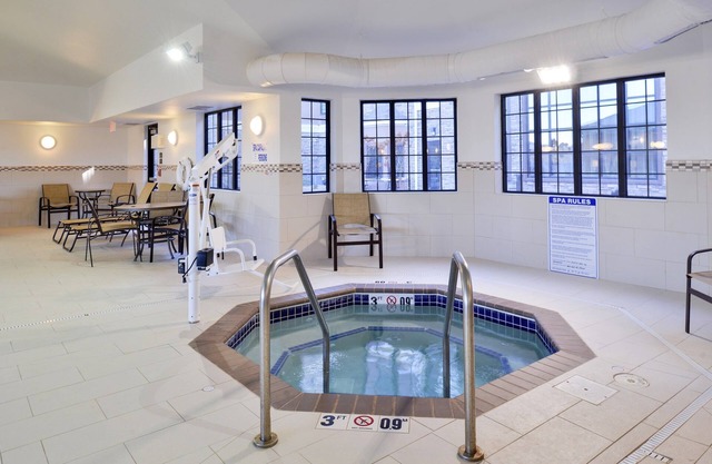 Cozy Suite in Rochester | Free Breakfast + Shared Pool & Hot Tub. Near Mayo Clinic!