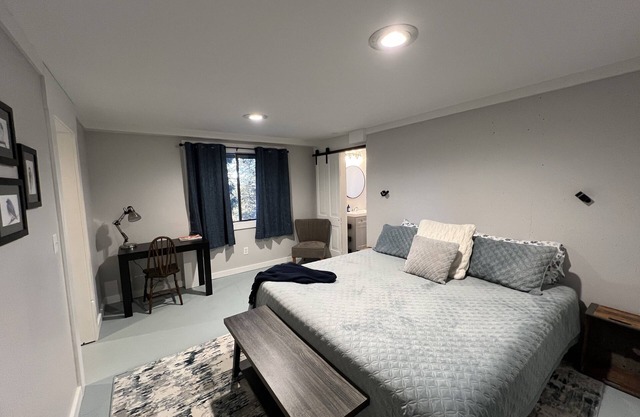 Cozy Suite on Steakhouse Hill - 1 bedroom suite