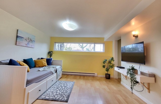 Cozy suite w/ 2 beds & full kit.