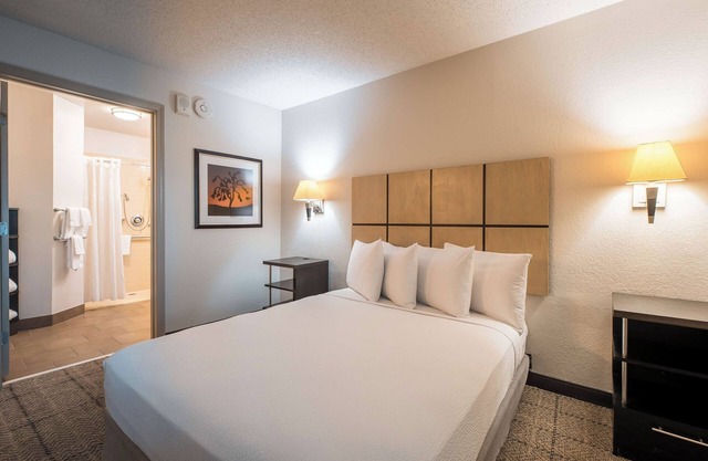Cozy Suite w/ Full Kitchen & Spacious Work Area, Ideal for Long Stays