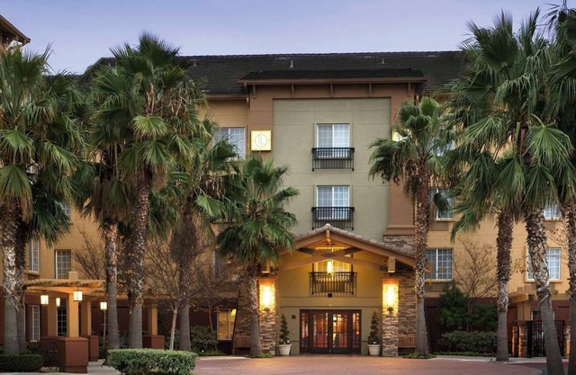 Cozy Suite w/ Fully Equipped Kitchen & Separate Living Areas
