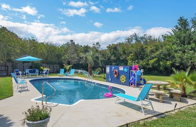 Cozy Suite w/ Private Pool minutes from Navarre Beach!