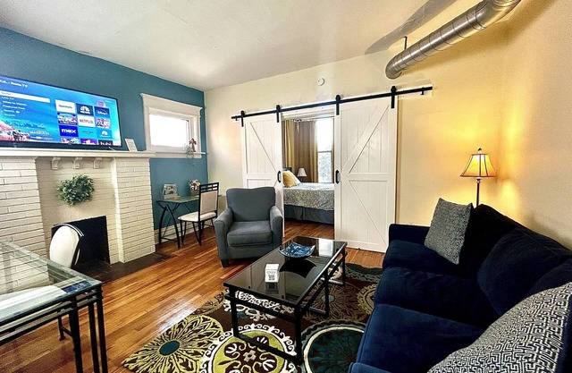 Cozy Suite with King + Queen beds- Steps to MetroLink + Free Gated Parking