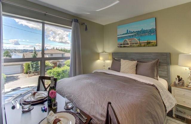 Gemütliche Suite mit Blick auf den See und die Stadt, gemeinsamer Whirlpool, in der Nähe von Parks, Einkaufsmöglichkeiten und Restaurants