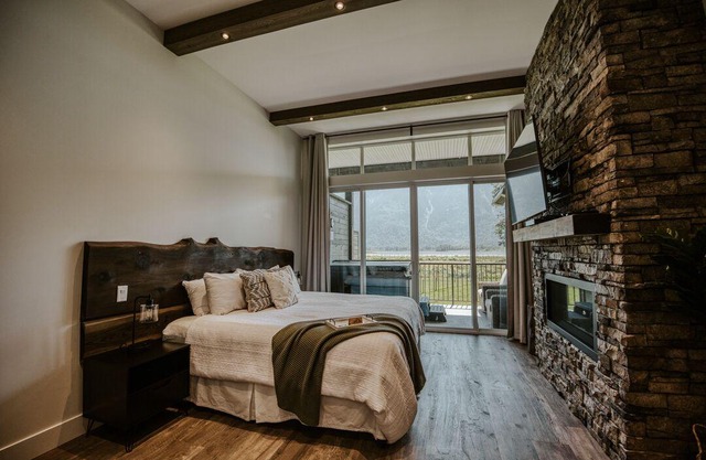 Private deck with hot tub overlooking the Fraser River and the Cascade Mountains