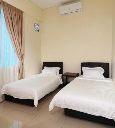 Cozy Suite with Twin Beds & Lounge