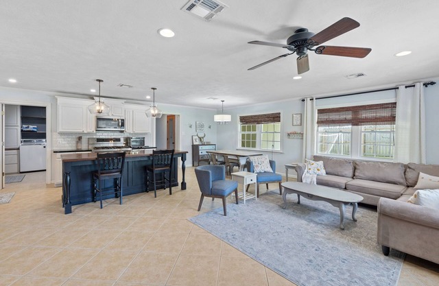 Cozy Sulphur Getaway, Pool & Basketball Court