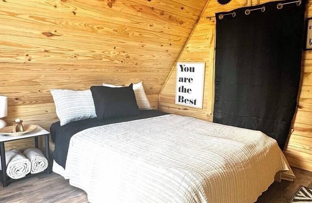 Cozy Spring Tiny House Near Lake Livingston