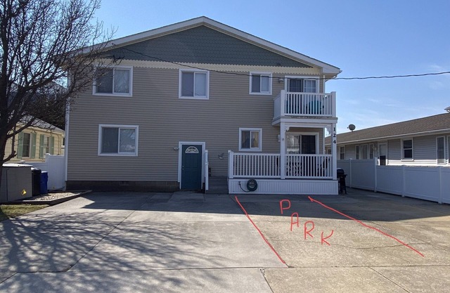 Cozy Sunny 2 Bedroom Condo with off street parking