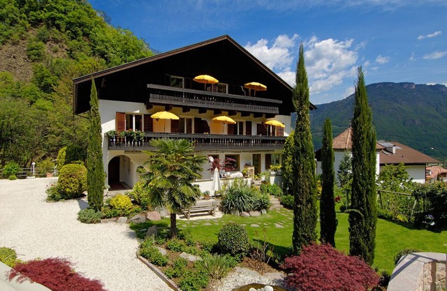 Gemütliche sonnige Ferienwohnung mit Balkon Gartenblick. Zentrale Lage in Nals