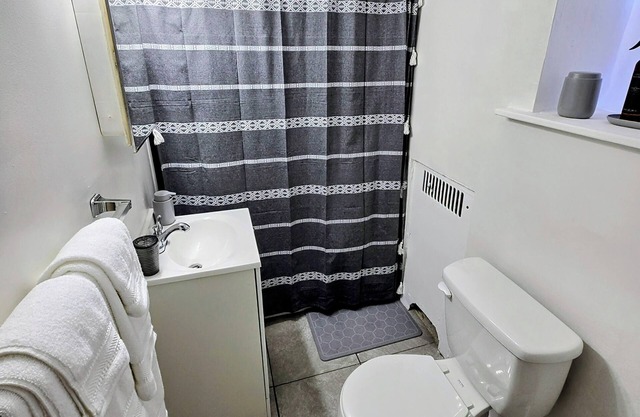 Cozy Sunny Studio near Einstein Hospital with Quick Access to Transit