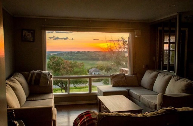 Cozy Sunset Cottage Overlooking Rice Lake