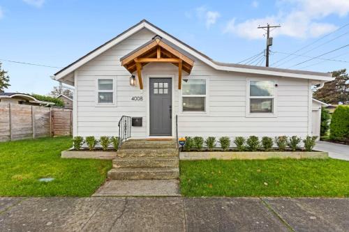Cozy Tacoma Bungalow- newly remodel 2br, 1ba home