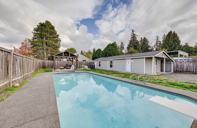 Cozy Tacoma Getaway w/ Grill & Hot Tub!