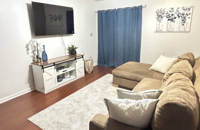 Cozy Tallahassee Townhome- Minutes from FSU, FAMU & TSC with King Bed & Parking