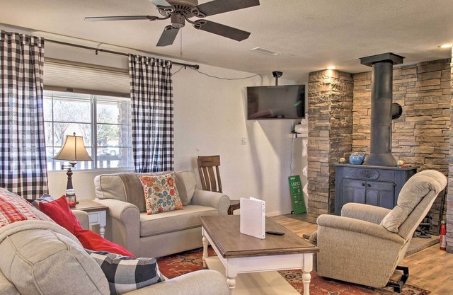 NEW! Cozy Taylor Home w/ Fireplace - Hiking Nearby