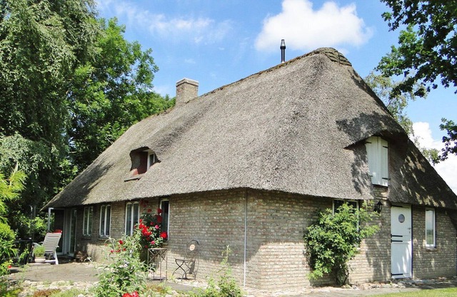Kuscheliges Reetdach-Ferienhaus mit Kaminofen & schönem Garten für Paare u. Fam.